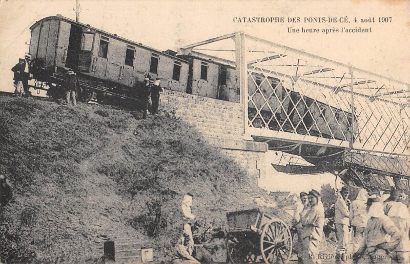 Carte postale ancienne Catastrophe Des Ponts De Ce En 1907 - Uen Heure Apres L'Accident
