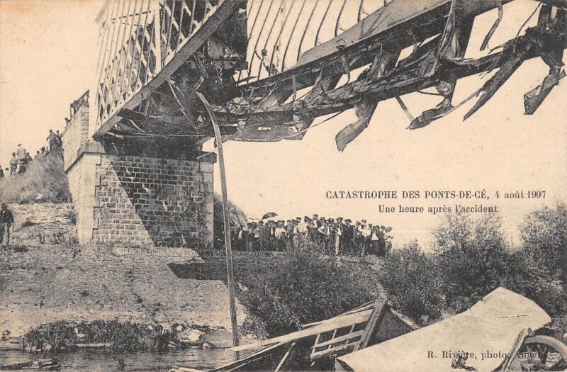 Carte postale ancienne Catastrophe Des Ponts De Ce En 1907 - Une Heure Apres L'Accident