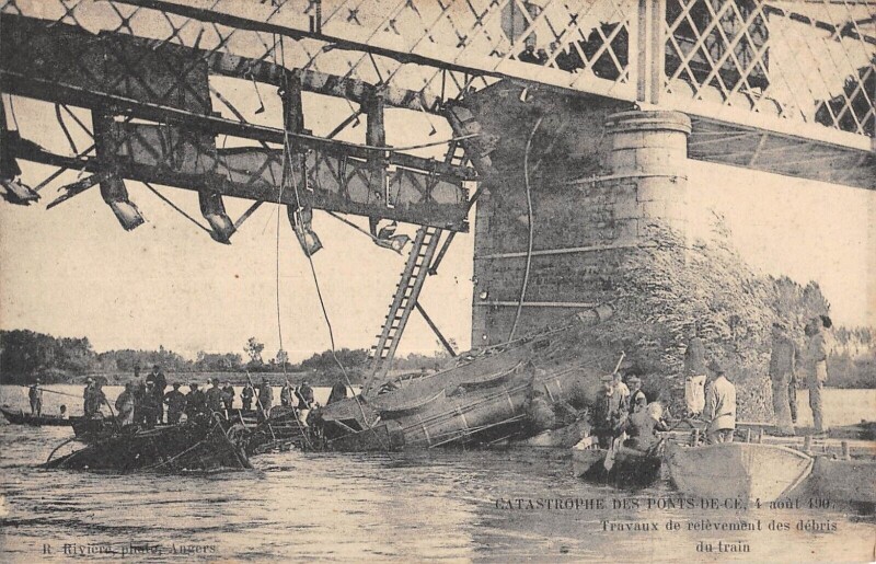 Carte postale ancienne Catastrophe Des Ponts De Ce En 1907 - Travaux De Relevement Des Debris Du