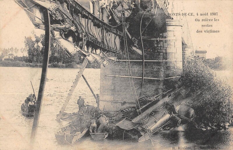 Carte postale ancienne Catastrophe Des Ponts De Ce - On Releve Les Restes Des Victimes