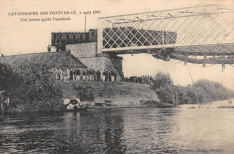 Carte postale ancienne Catastrophe Des Ponts De Ce En 1907 - Une Heure Apres L'Accident