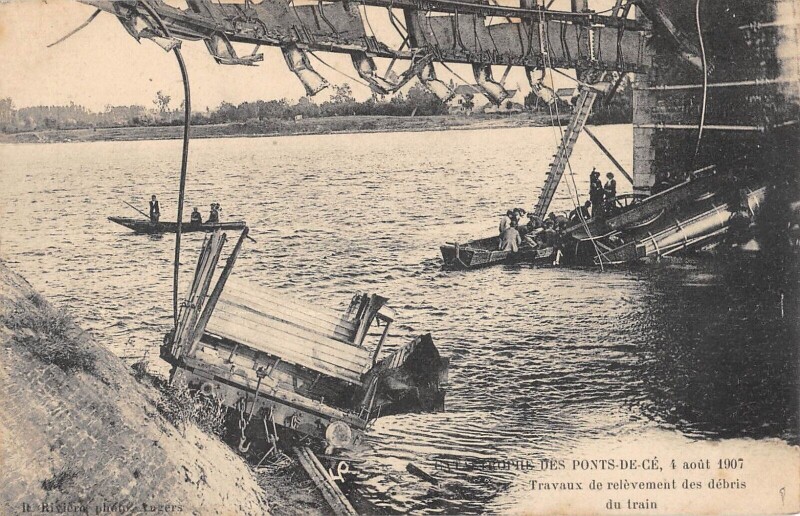 Carte postale ancienne Catastrophe Des Ponts De Ce En 1907 - Travaux De Relevement Des Debris Du