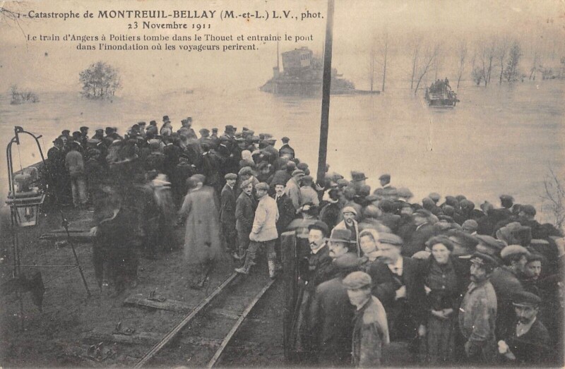 Carte postale ancienne Catastrophe De Montreuil Bellay 1911 - Le Train D'Angers Tombe Dans Le Th à Angers