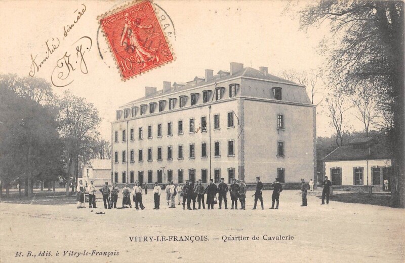 Carte postale ancienne Vitry Le Francois - Quartier De Cavalerie