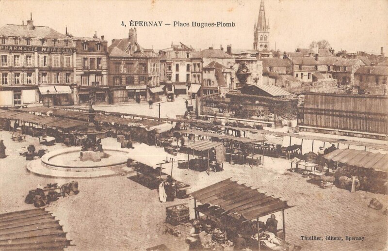Carte postale ancienne Epernay - Place Hugues Plomb