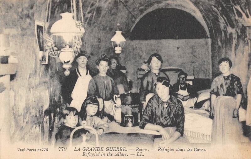 Carte postale ancienne Reims - Refugies Dans Les Caves à Reims