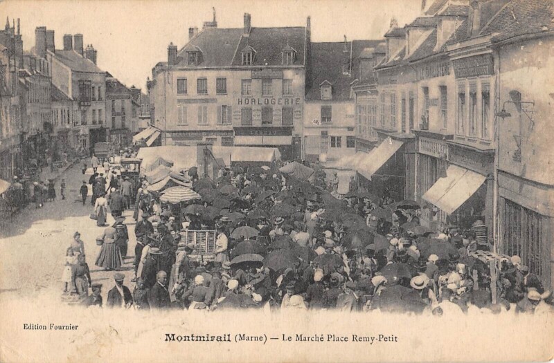Carte postale ancienne Montmirail - Le Marche Place Remy Petit à Montmirail