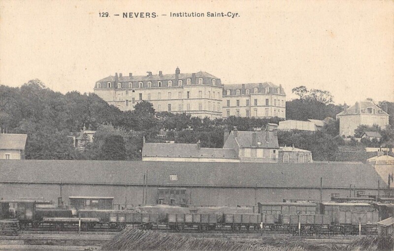 Carte postale ancienne Nevers - Institution Saint Cyr - Train à Nevers
