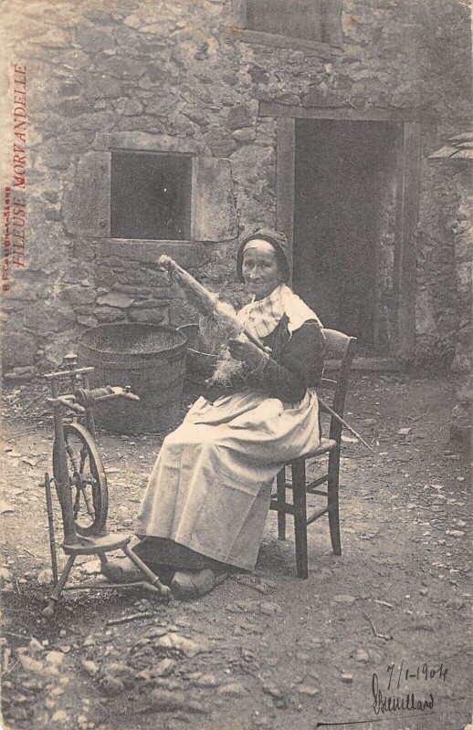 Carte postale ancienne Fileuse Morvandelle