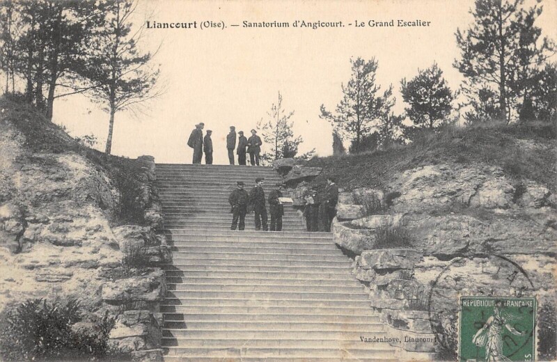 Carte postale ancienne Liancourt - Sanatorium D'Angicourt - Le Grand Escalier à Angicourt