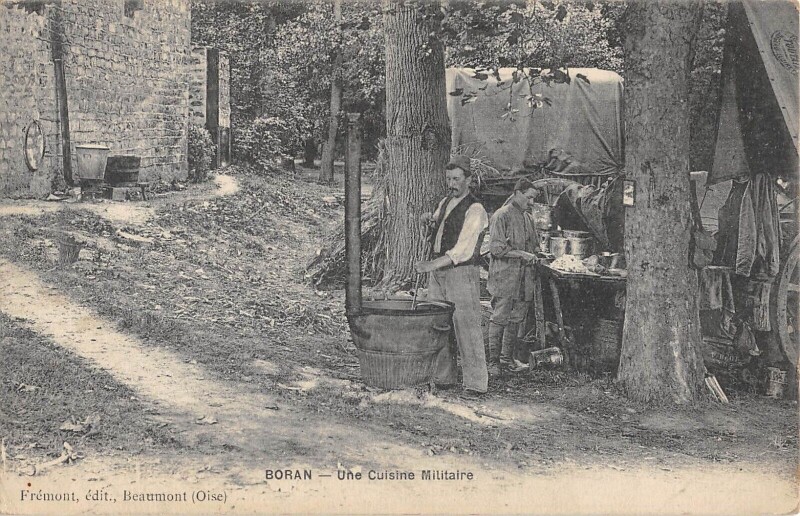 Carte postale ancienne Boran - Une Cuisine Militaire