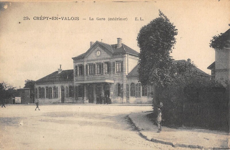 Carte postale ancienne Crepy En Valois - La Gare - Exterieur