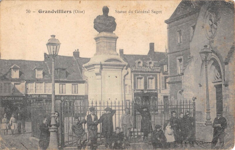 Carte postale ancienne Grandvilliers - Statue Du General Saget à Grandvilliers