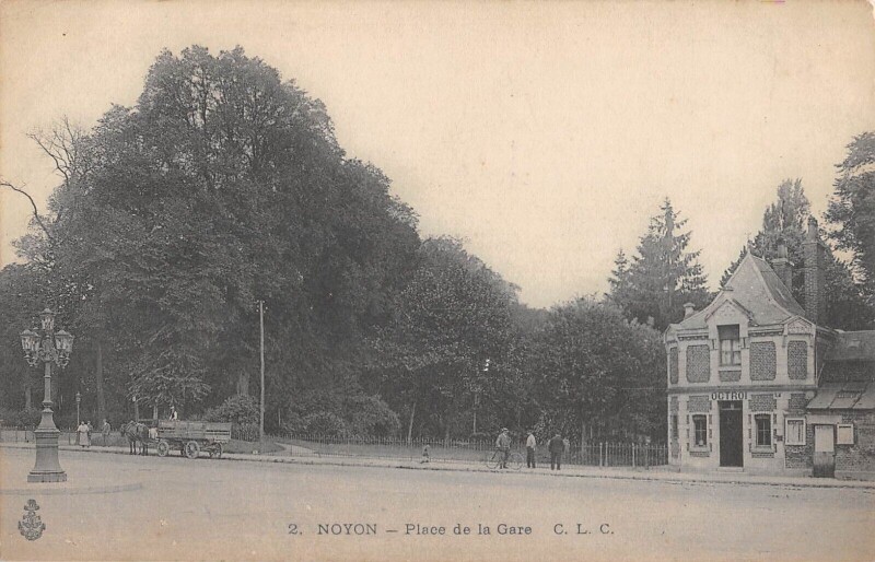 Carte postale ancienne Noyon - Place De La Gare à Noyon