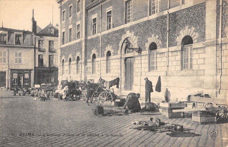 Carte postale ancienne Reims - L'Ancienne Prison Et Marche A La Ferraille à Reims