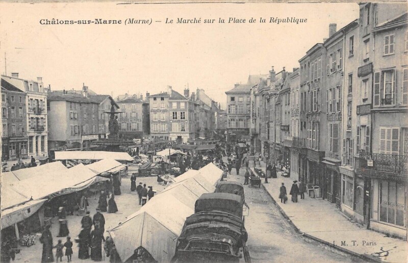 Carte postale ancienne Chalons Sur Marne - Le Marche Sur La Place De La Republique