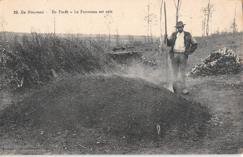 Carte postale ancienne En Nivernais - En Foret - Le Fourneau Est Cuit