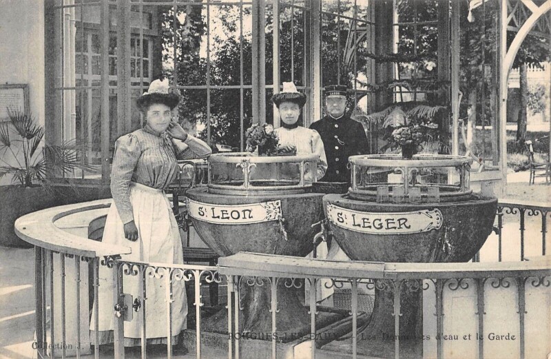 Carte postale ancienne Pougues Les Eaux - Les Donneuses D'Eau Et Le Garde à Pougues-les-Eaux