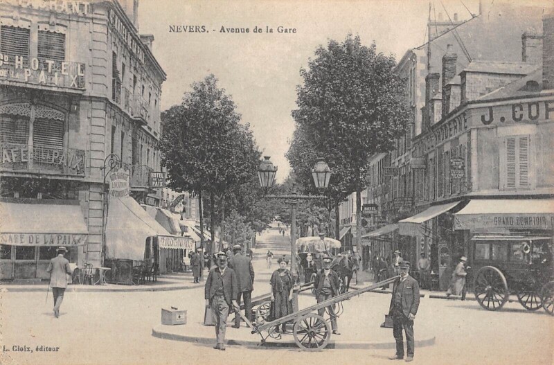 Carte postale ancienne Nevers - Avenue De La Gare à Nevers