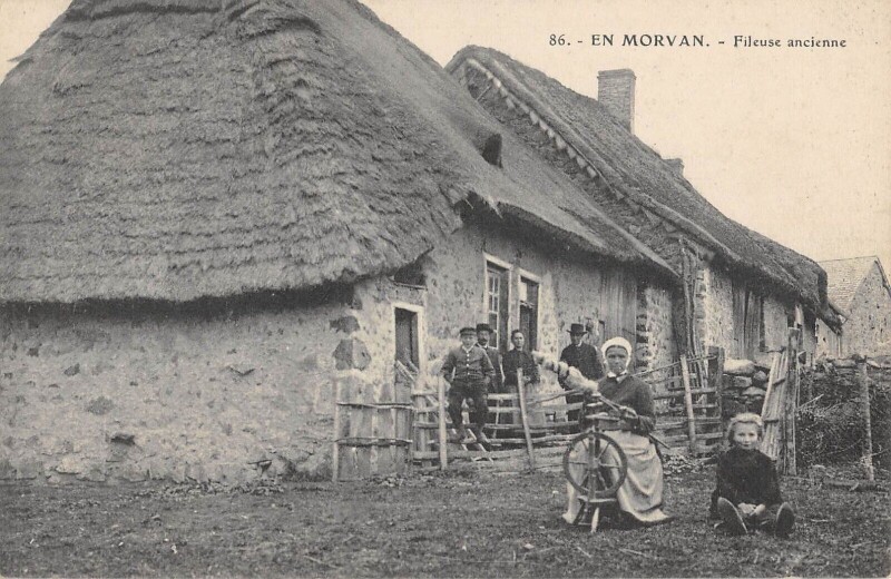 Carte postale ancienne En Morvan - Fileuse Ancienne