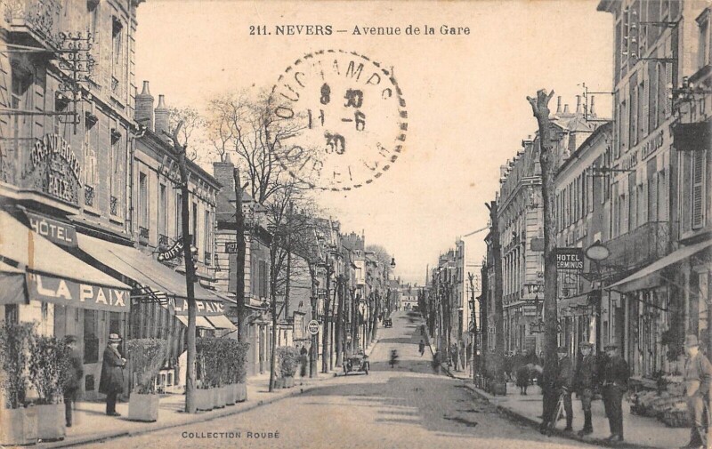Carte postale ancienne Nevers - Avenue De La Gare à Nevers