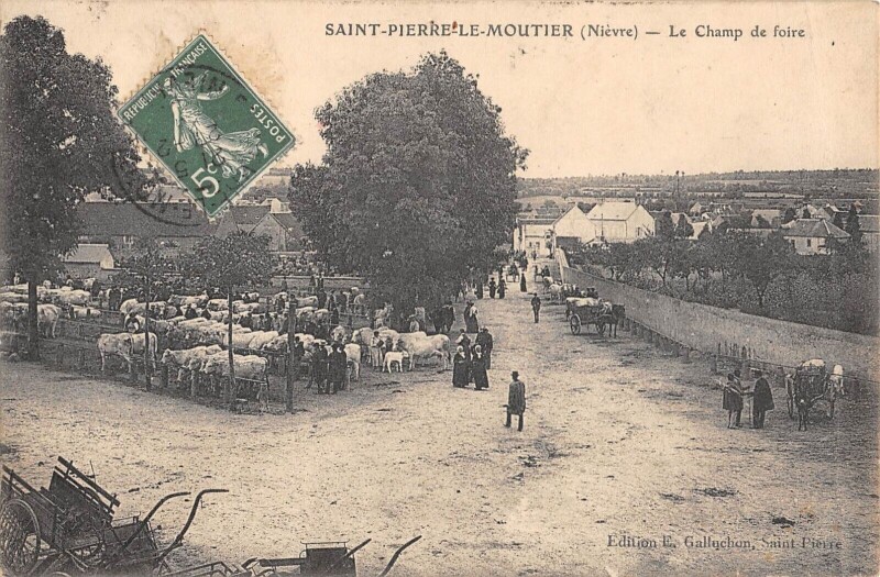 Carte postale ancienne Saint Pierre Le Moutier - Le Champ De Foire