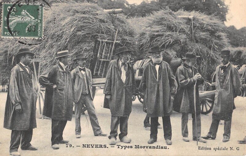 Carte postale ancienne Nevers - Types Morvandiau à Nevers