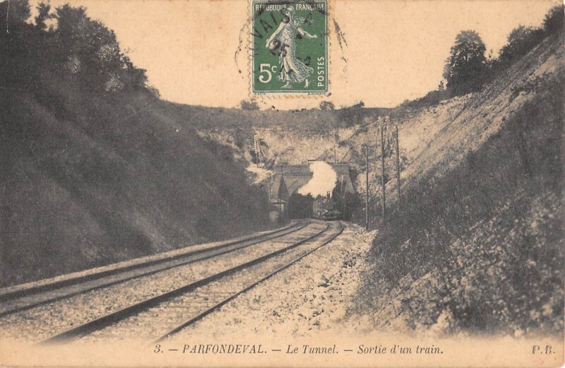 Carte postale ancienne Parfondeval - Le Tunnel - Sortie D'Un Train