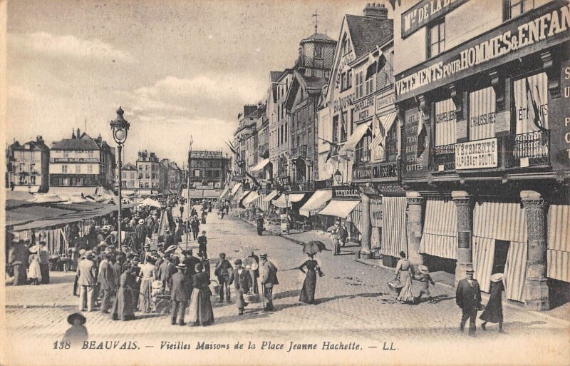 Carte postale ancienne Beauvais - Vieilles Maisons De La Place Jeanne Hachette à Beauvais