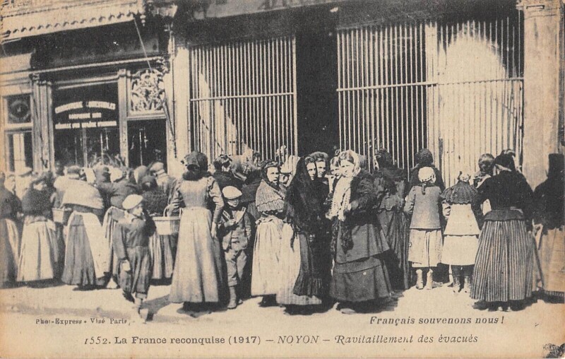 Carte postale ancienne Noyon - Ravitaillement Des Evacues à Noyon