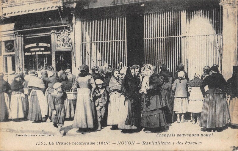 Carte postale ancienne Noyon - Ravitaillement Des Evacues à Noyon