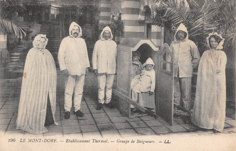 Carte postale ancienne Le Mont Dore - Etablissement Thermal - Groupe De Baigneurs à Mont-Dore