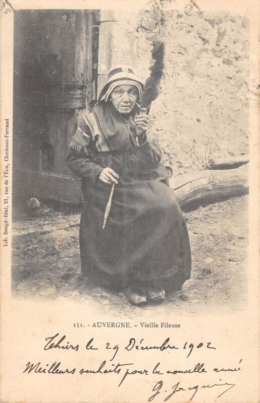 Carte postale ancienne Auvergne - Vieille Fileuse