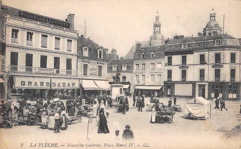 Carte postale ancienne La Fleche - Nouvelles Galeries - Place Henri Iv