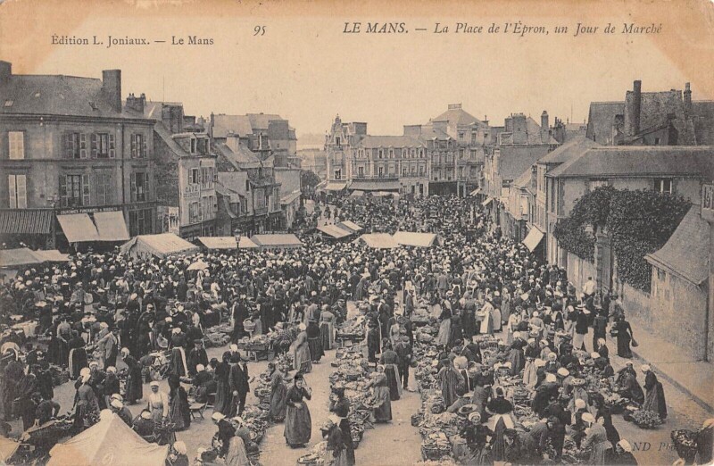 Carte postale ancienne Le Mans - Place De L'Eperon - Un Jour De Marche au Mans