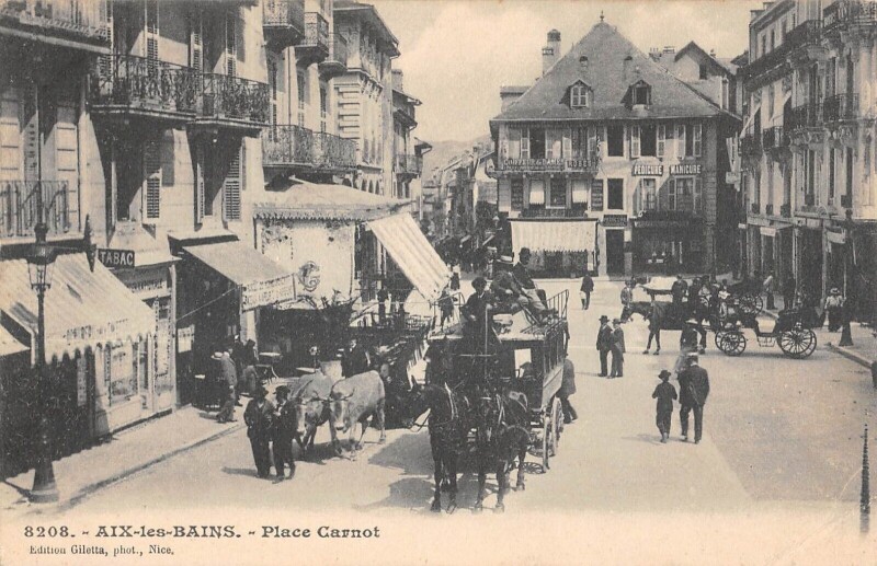 Carte postale ancienne Aix Les Bains - Place Carnot - Diligence à Aix-les-Bains