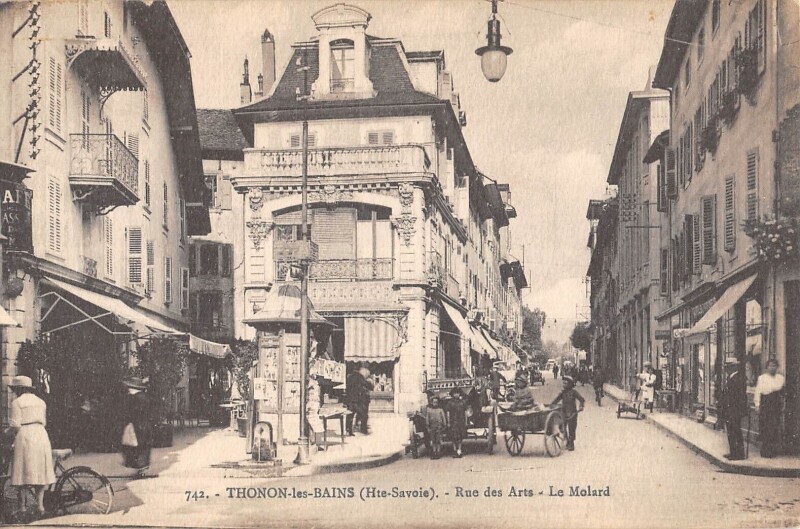 Carte postale ancienne Thonon Les Bains - Rue Des Arts - Le Molard à Thonon-les-Bains