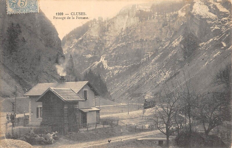 Carte postale ancienne Cluses - Passage De La Femme - Train à Cluses