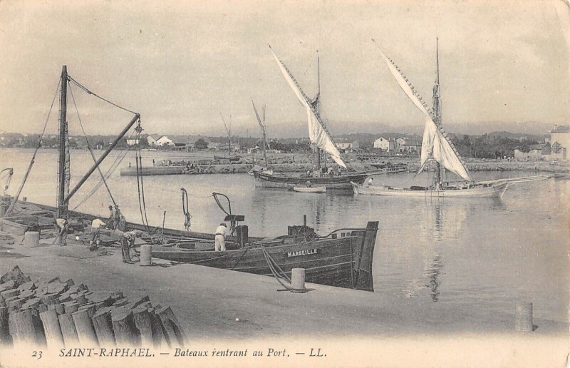 Carte postale ancienne Saint Raphael - Bateaux Rentrant Au Port