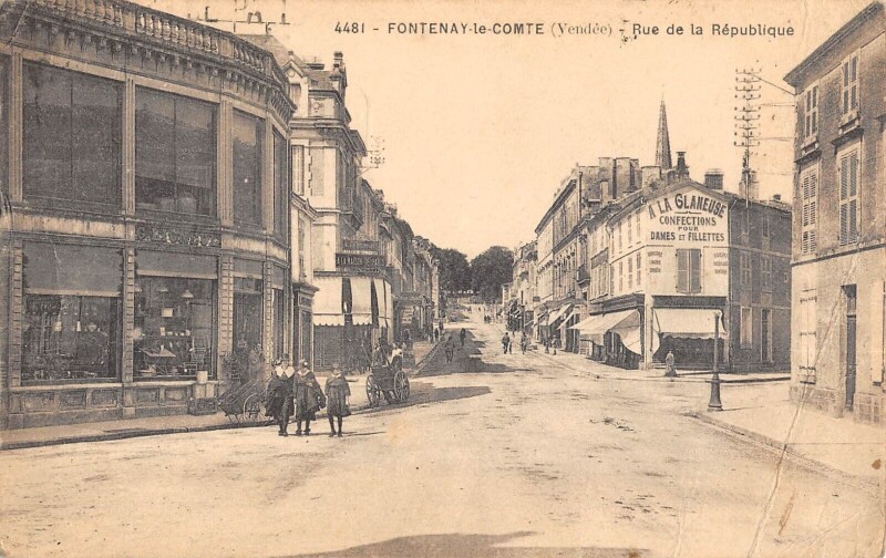 Carte postale ancienne Fontenay Le Comte - Rue De La Republique à Fontenay-le-Comte