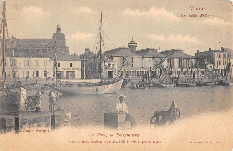 Carte postale ancienne Les Sables D'Olonne - Le Port - La Poissonnerie aux Sables-d'Olonne