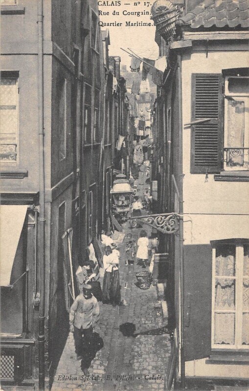 Carte postale ancienne Calais - Rue Du Courguain - Quartier Maritime à Calais