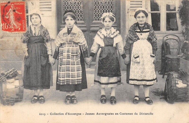 Carte postale ancienne Collection D'Auvergne - Jeunes Auvergnates En Costumes Du Dimanche
