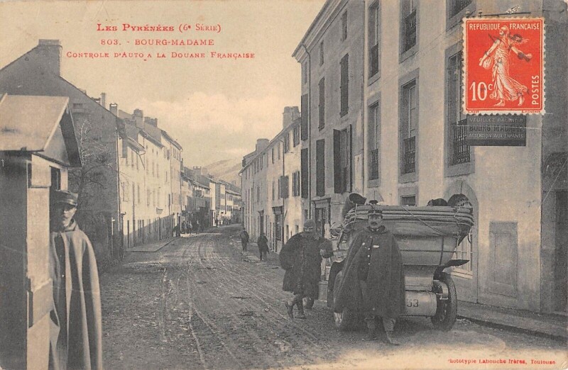 Carte postale ancienne Bourg Madame - Controle D'Auto A La Douane Francaise à Bourg-Madame