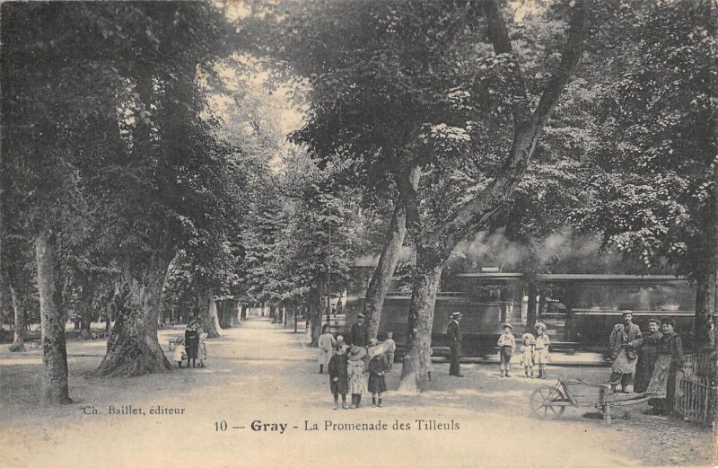 Carte postale ancienne Gray - La Promande Des Tilleuls - Train
