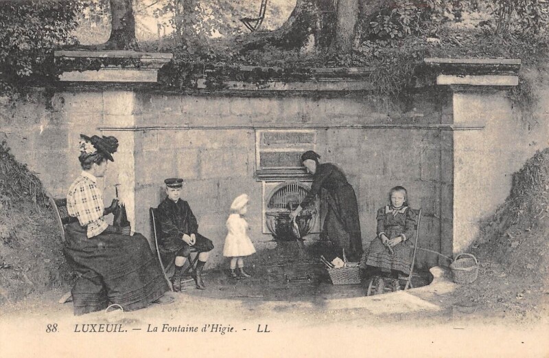 Carte postale ancienne Luxeuil - La Fontaine D'Higie