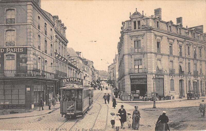 Carte postale ancienne Le Mans La Rue Gambetta - Tramway au Mans