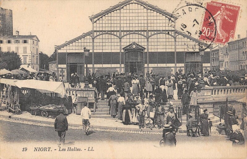 Carte postale ancienne Niort - Les Halles à Niort