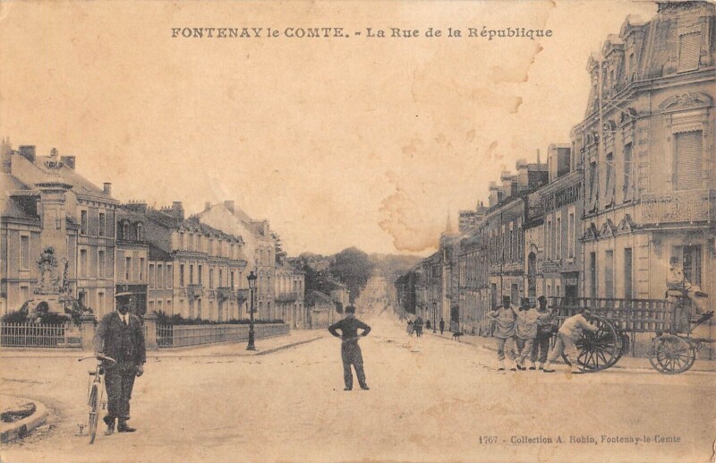 Carte postale ancienne Fontenay Le Comte - La Rue De La Republique à Fontenay-le-Comte