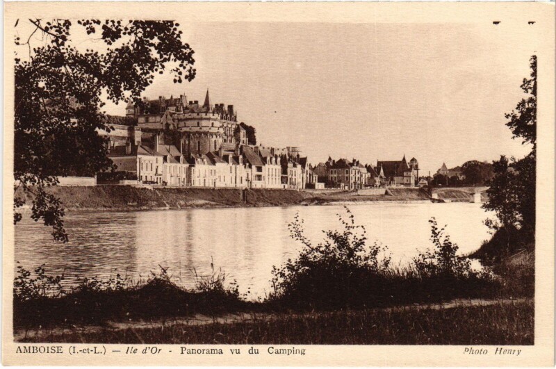 Carte postale ancienne Amboise Panorama vu du Camping à Amboise